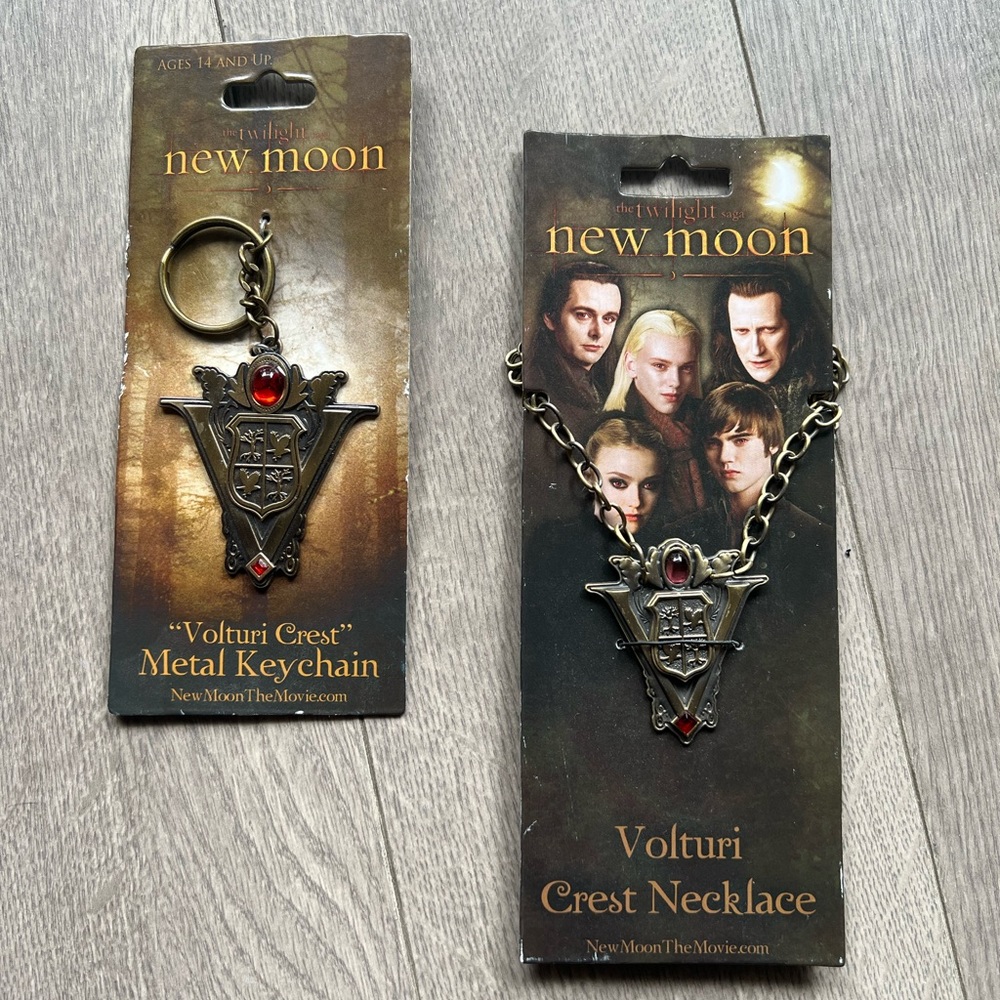 The Twilight Saga: New Moon “Volturi Crest” Keychain & Necklace Combo
